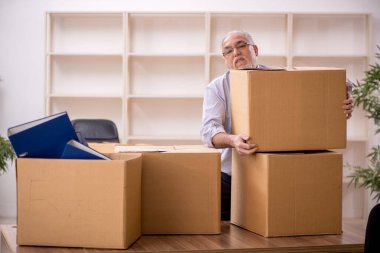 Ofis taşıma konseptinde eski bir işadamı