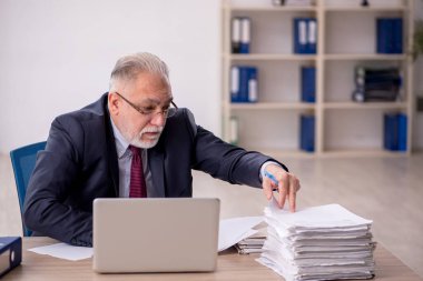 Ofiste çalışan eski bir işadamı.