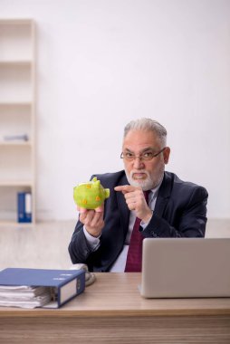 Emekli olmayı planlayan eski bir işadamı.