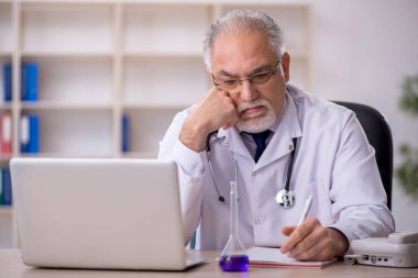 Hastanede çalışan yaşlı doktor.