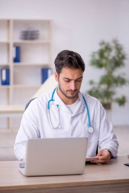 Klinikte çalışan genç bir doktor.