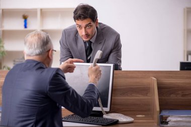 İş yerinde oturan iki erkek arkadaş.