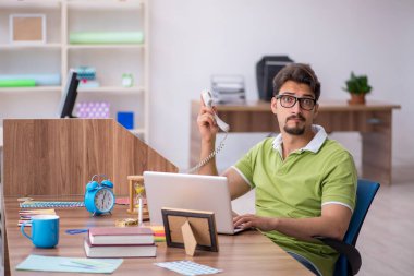 Genç tasarımcı ofiste çalışıyor.