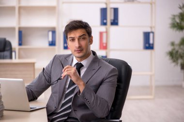 İş yerinde çalışan genç bir işadamı