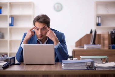 Genç işadamı işyerinde aşırı çalışmaktan memnun değil.