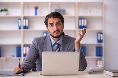 Ofiste çalışan genç işadamı.