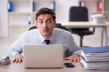 İş yerinde çalışan genç bir işadamı