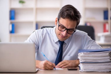 İş yerinde çalışan genç bir işadamı