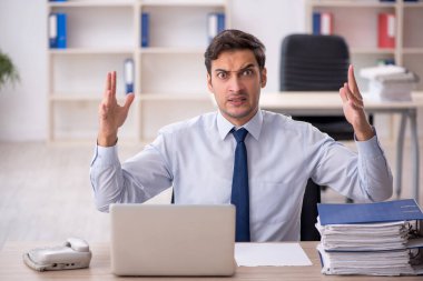 İş yerinde çalışan genç bir işadamı