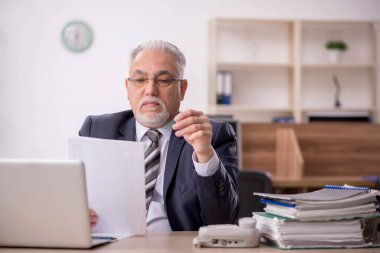 İş yerinde çalışan eski patron.