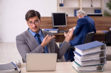 İş yerinde çalışan iki meslektaş