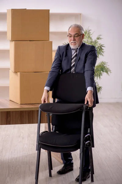 オフィス移転の概念における旧ビジネスマンの従業員 — ストック写真