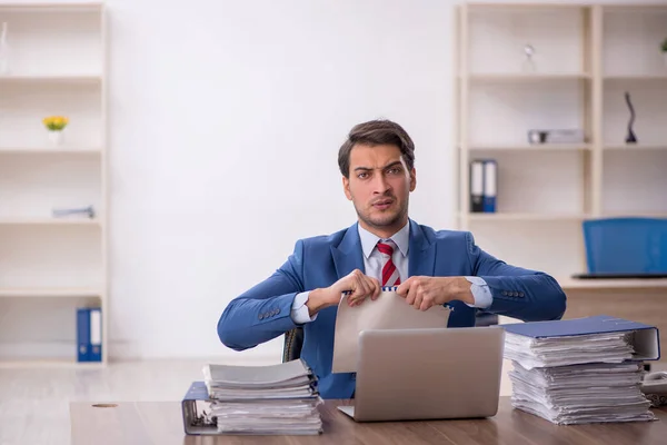 Ung Affärsman Anställd Sitter Arbetsplatsen — Stockfoto