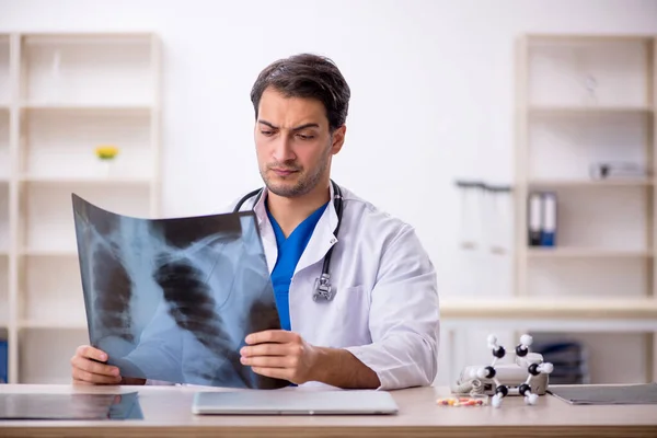 Ung Læge Radiolog Arbejder Klinikken - Stock-foto