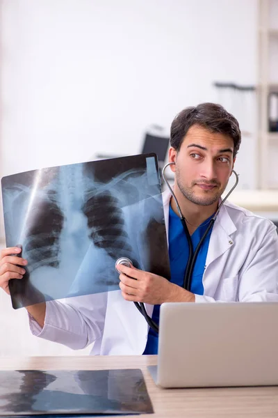 Klinikte Çalışan Genç Bir Radyolog — Stok fotoğraf
