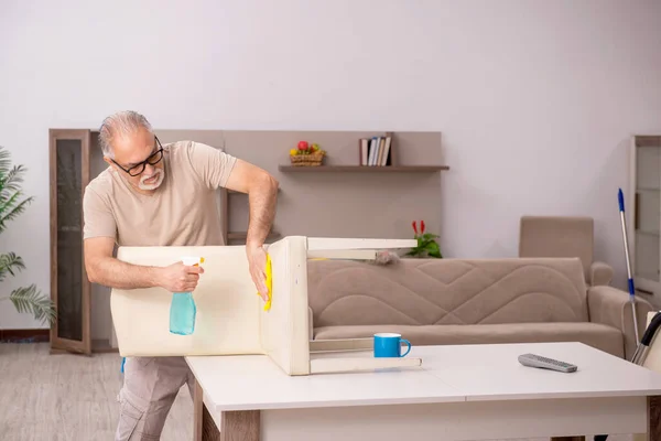 Aged Man Doing Housework Home — Stock Photo, Image