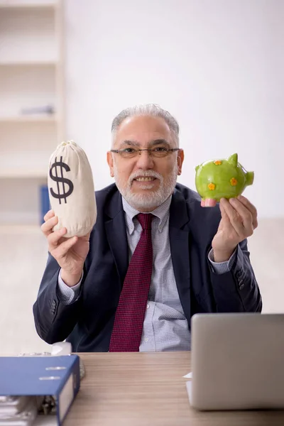Old Boss Employee Remuneration Concept — Stock Photo, Image