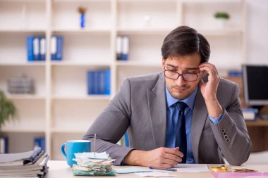 Ofiste çalışan genç bir muhasebeci.