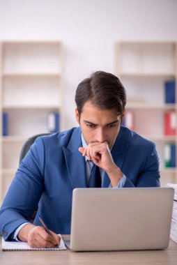 Genç işadamı ve ofiste çok fazla iş var.