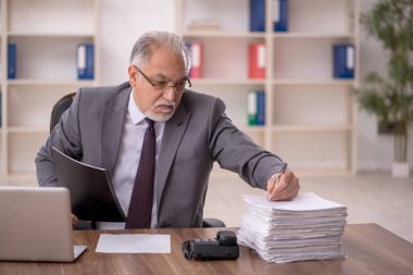 Ofiste çalışan eski bir işadamı.