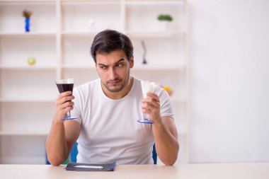 Genç öğrenci meşrubat testi yapıyor.