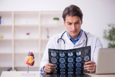 Klinikte çalışan genç bir erkek radyolog.