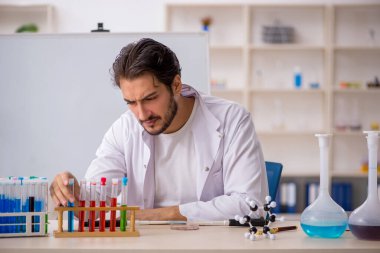 Laboratuvarda çalışan genç bir kimyager.