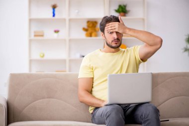 Genç öğrenci salgın sırasında evde çalışıyor.