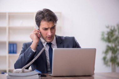 İş yerinde çalışan genç bir işadamı