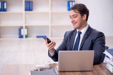 İş yerinde çalışan genç bir işadamı