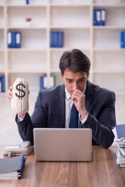İş yerinde para çantası tutan genç bir çalışan.