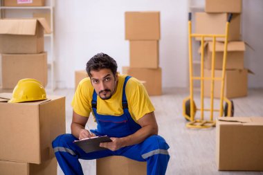 Genç müteahhit evde yer değiştiriyor.