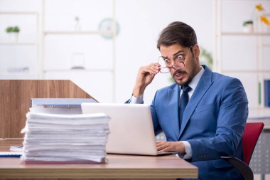 Ofiste çalışan genç bir erkek.