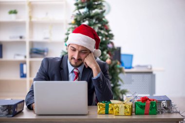 Genç çalışan Noel 'i ofiste kutluyor.