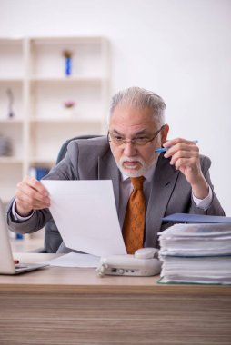 İş yerinde çalışan eski bir işadamı