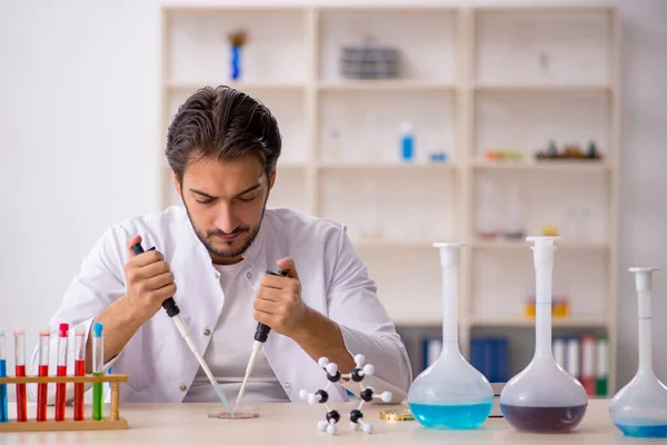 Νεαρός Χημικός Εργάζεται Στο Εργαστήριο — Φωτογραφία Αρχείου