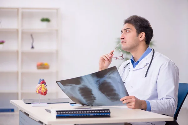 Ung Manlig Röntgenläkare Som Arbetar Kliniken — Stockfoto