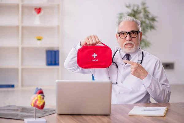 Old Doctor Paramedic Holding First Aid Bag — Stock Photo, Image