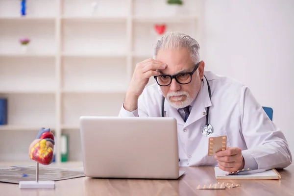Yaşlı Erkek Doktor Klinikte Hap Öneriyor — Stok fotoğraf