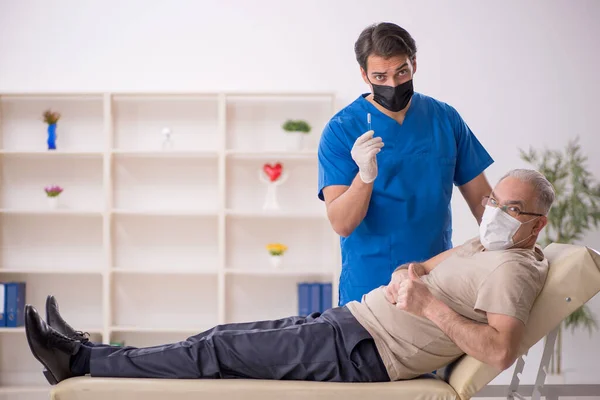 Old Patient Visiting Young Male Doctor Vaccination Concept — Stock Photo, Image