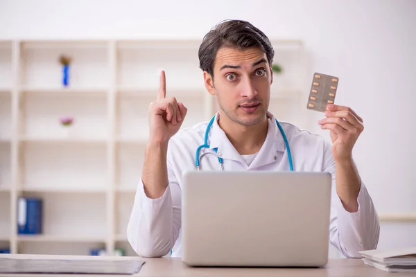 Young Male Doctor Suggesting Pills Clinic — Stock Photo, Image