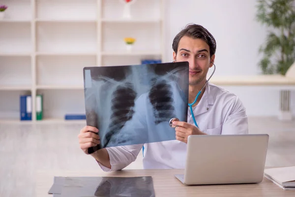 Genç Erkek Doktor Radyoloji Uzmanı Hastanede Çalışıyor — Stok fotoğraf
