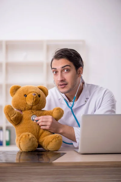 Ung Läkare Som Håller Leksaksbjörn — Stockfoto