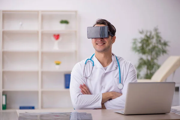 Joven Médico Masculino Disfrutando Gafas Virtuales Clínica — Foto de Stock