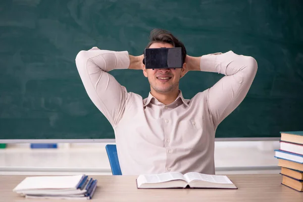 Jovem Estudante Vestindo Óculos Virtuais Sala Aula — Fotografia de Stock