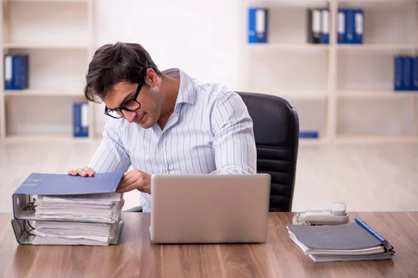 Jovem Empresário Empregado Muito Trabalho Local Trabalho — Fotografia de Stock