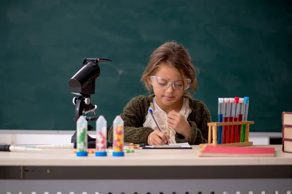 教室にいる若い女の子の化学者 — ストック写真