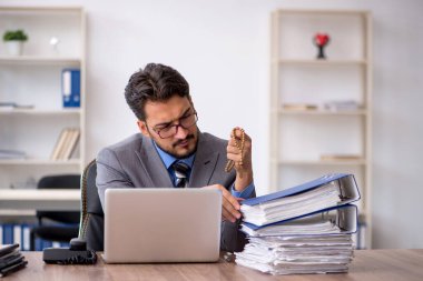 Genç işadamı ofisteki aşırı işten memnun değil.