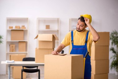 Genç müteahhit evde yer değiştiriyor.