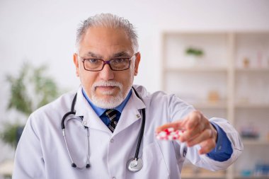 Uyuşturucu sentezi konseptinde yaşlı doktor eczacı.